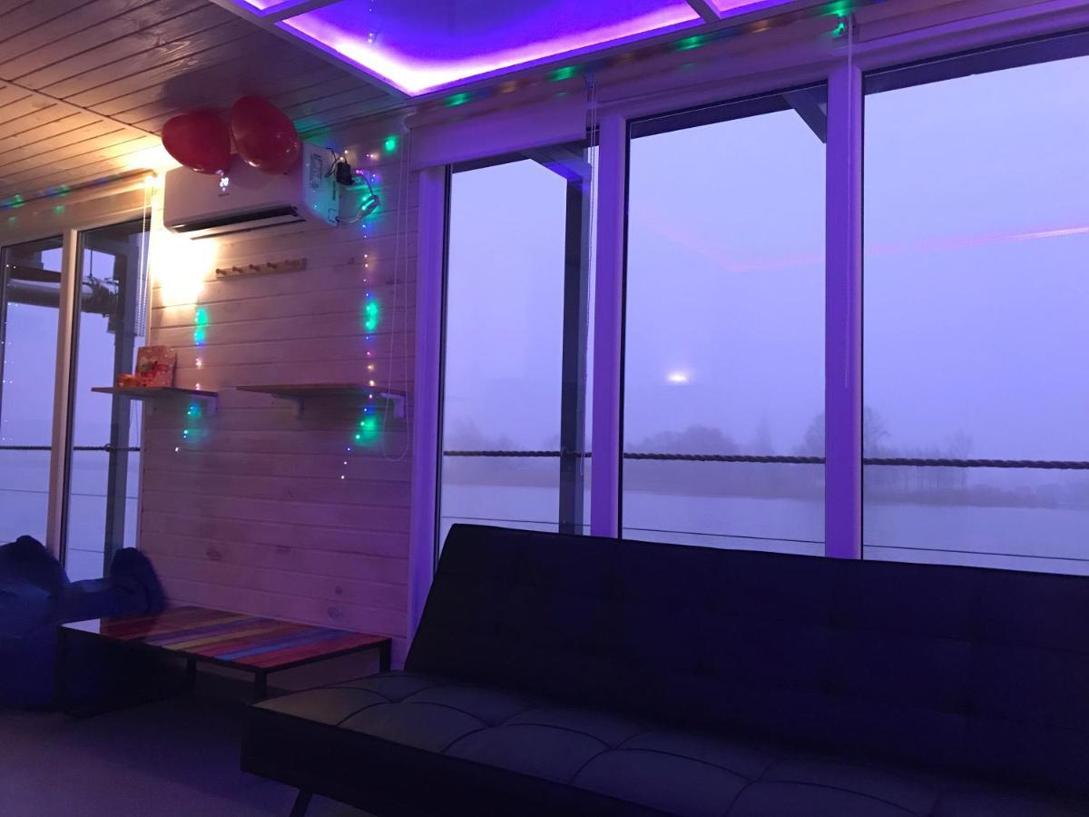 Houseboat On The Water Hotel Liepaja Bagian luar foto