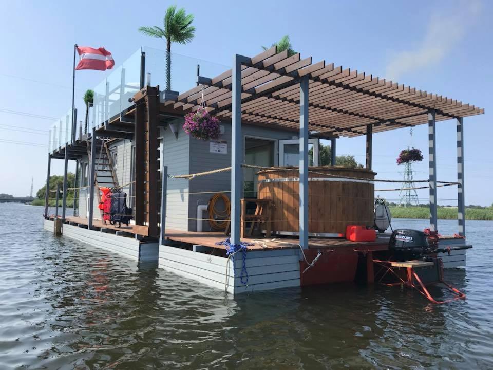 Houseboat On The Water Hotel Liepaja Bagian luar foto
