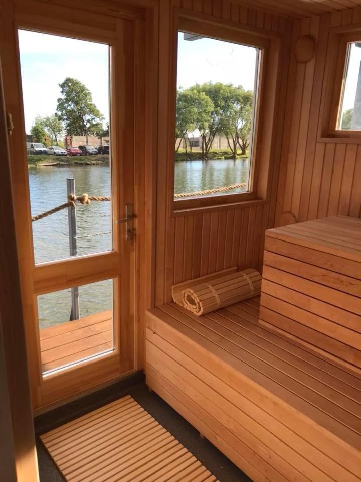 Houseboat On The Water Hotel Liepaja Bagian luar foto