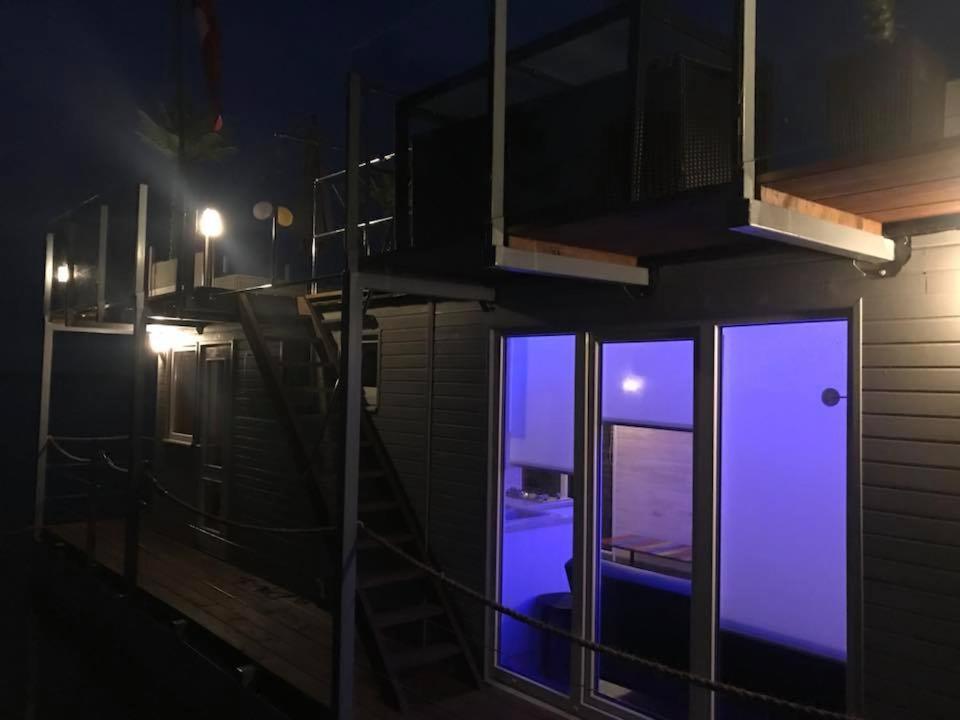Houseboat On The Water Hotel Liepaja Bagian luar foto